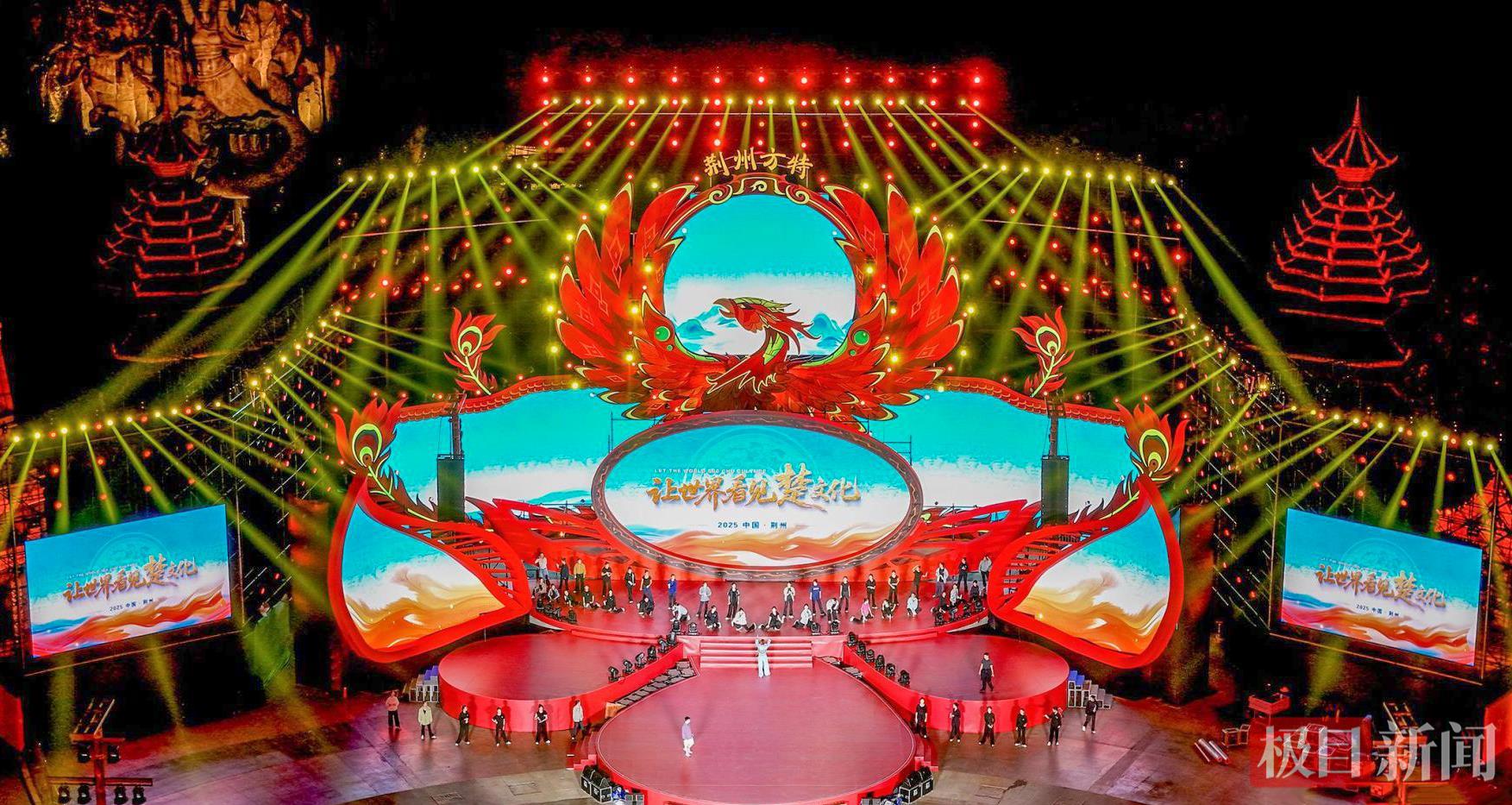 9月12日晚，在荆州方特园区内，第二届楚文化节开幕式主舞台已搭建完成，演员在排练（极目新闻通讯员 张梦瑶 肖琦）.jpg