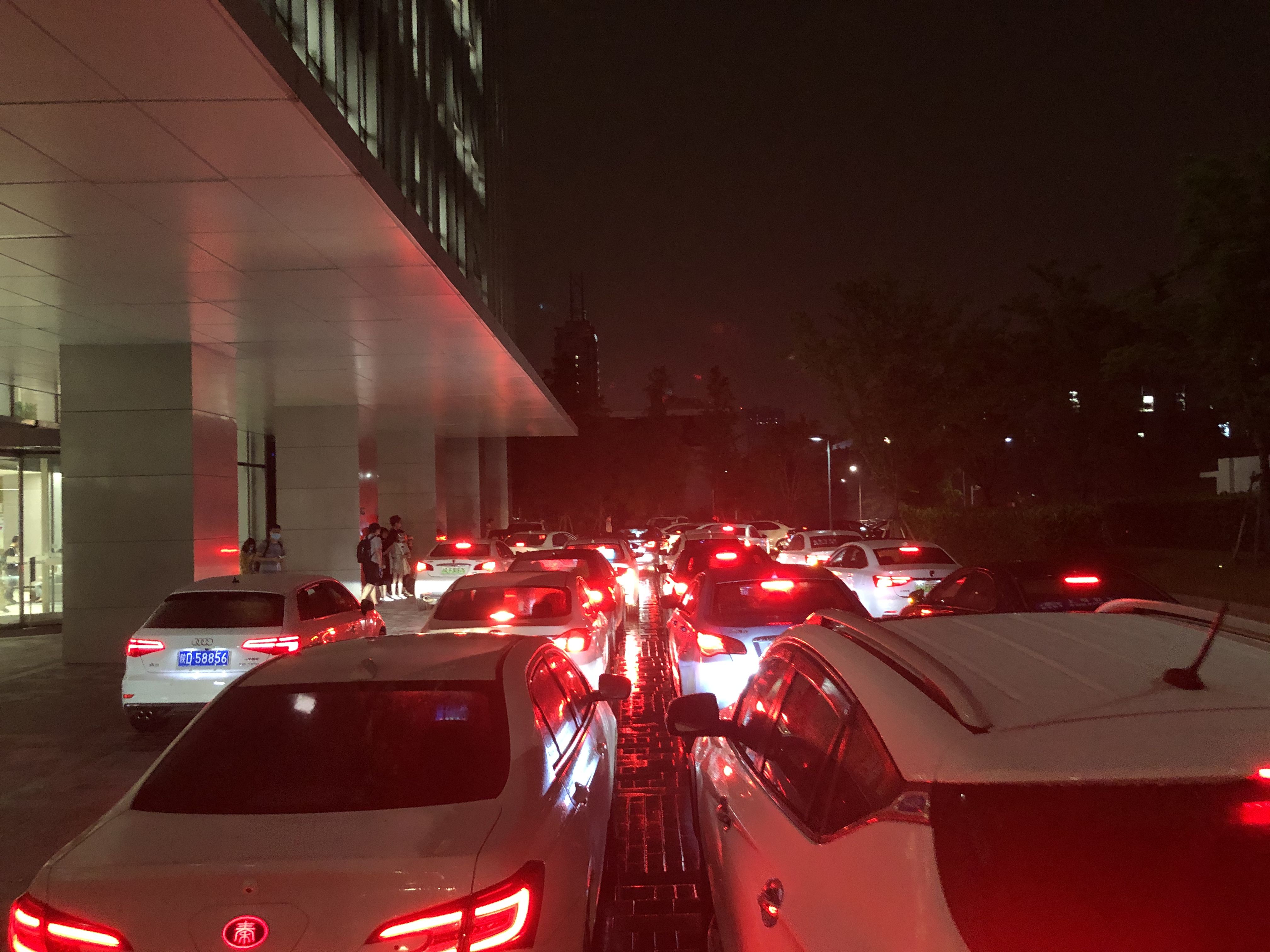 2020年5月25日，上海，深夜下雨，网约车在一互联网公司门前大排长龙。图/ICphoto