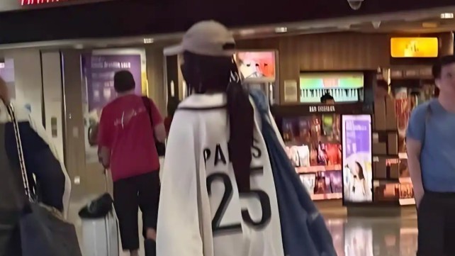 38岁杨幂独自现身香港西九龙高铁站，被曝看望9岁女儿小糯米
