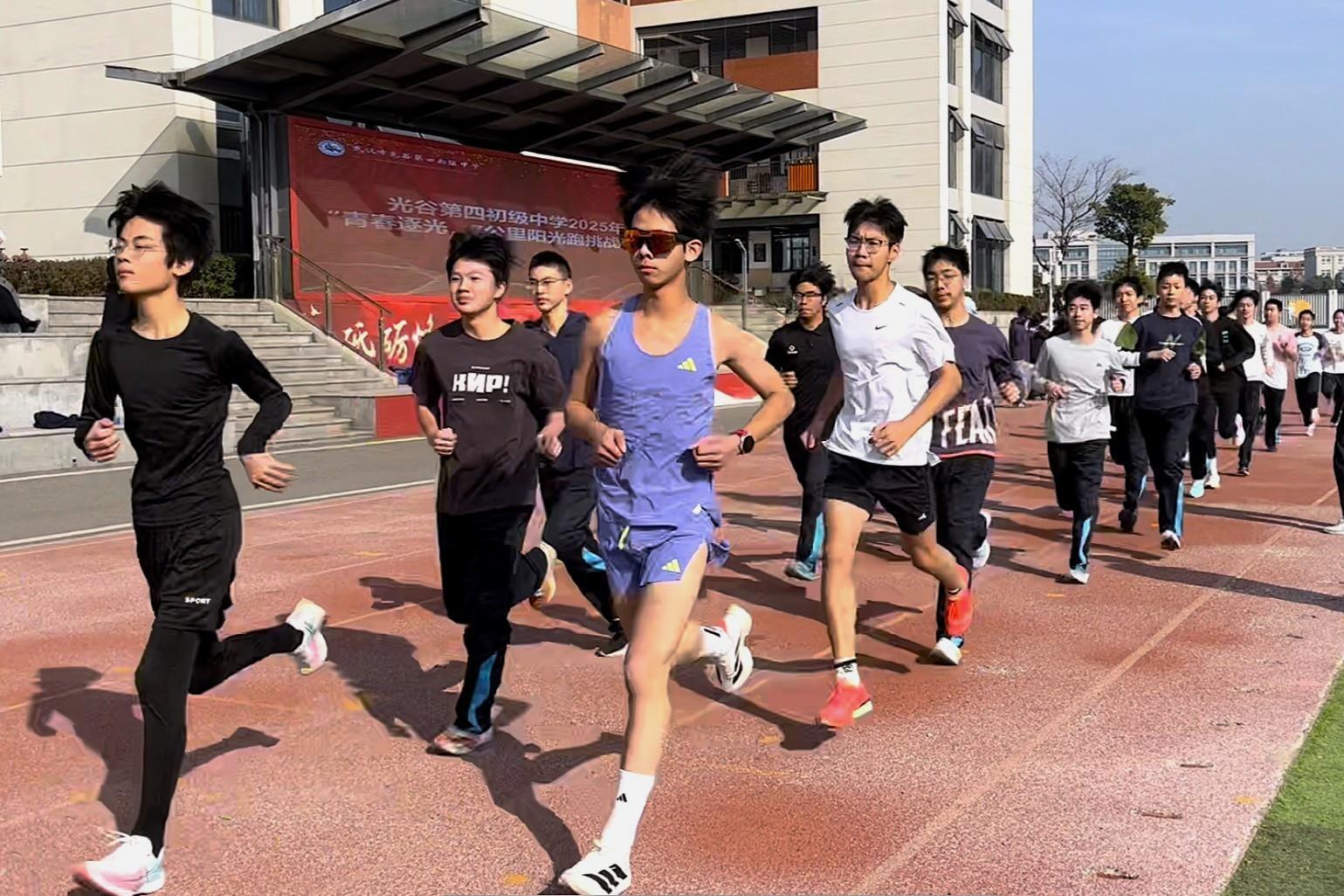 5.图四 七公里挑战赛现场.jpg