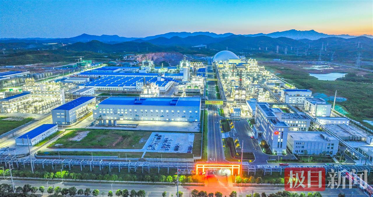夜幕中，松滋史丹利宜化新材料科技有限公司厂区灯火通明（通讯员供图）.jpg