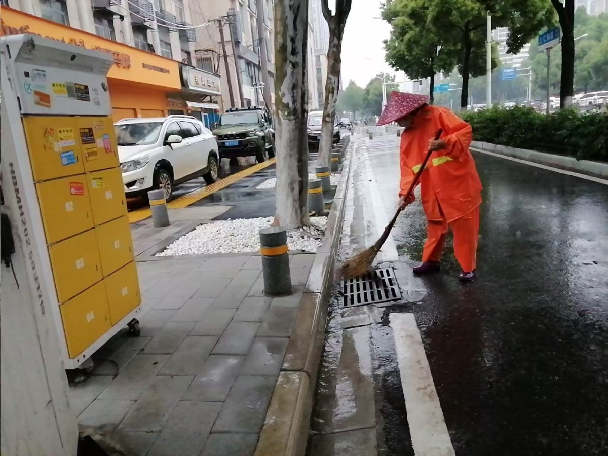 环卫工人及时清扫.jpg