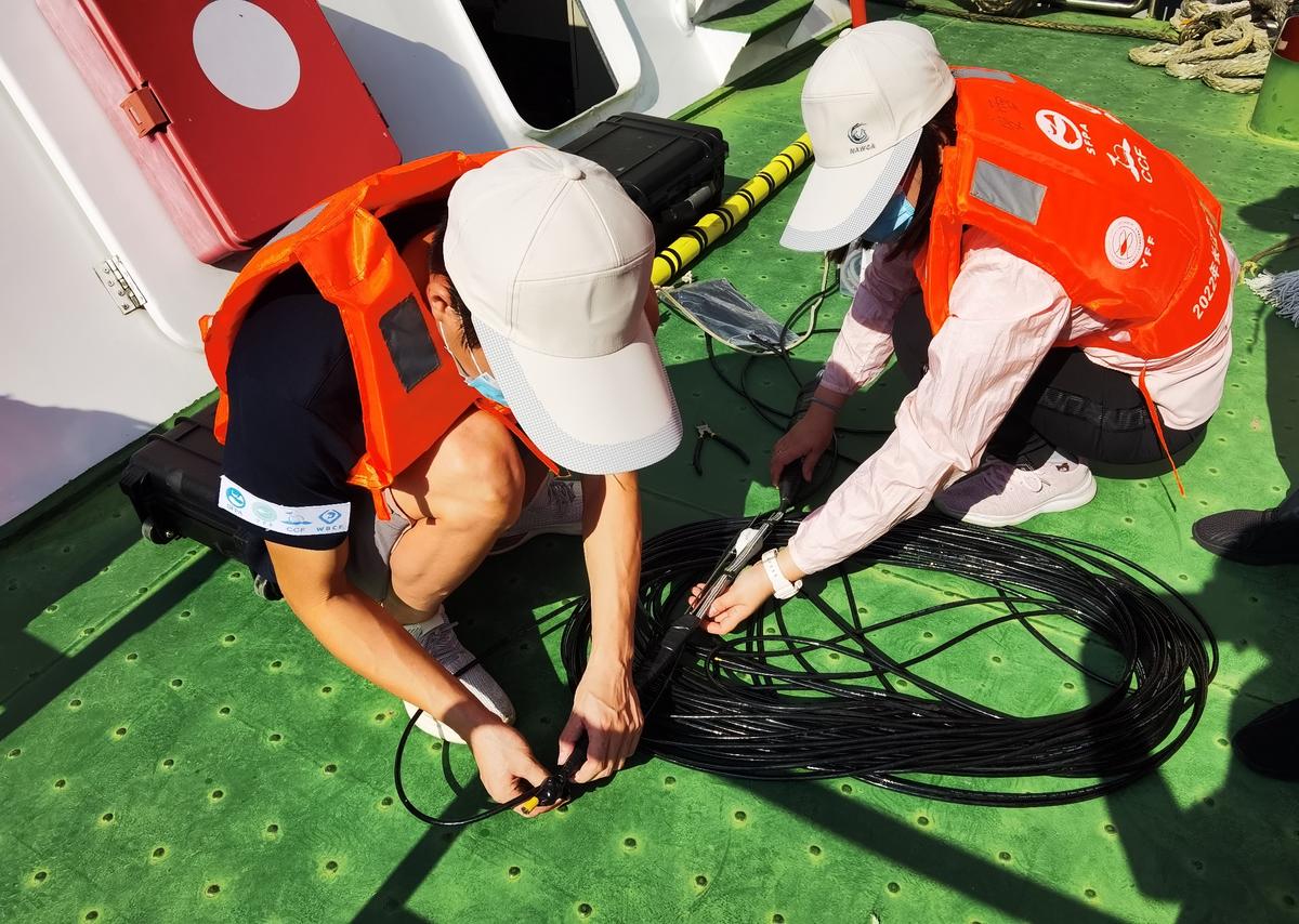 科研人员放置收声声纳