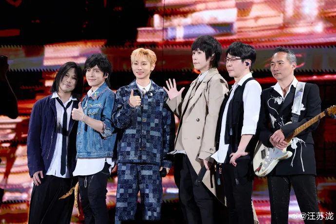 五月天演唱会上声援汪苏泷，现场送其歌曲版权