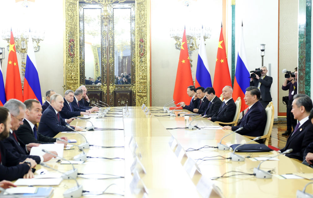 当地时间3月21日下午，国家主席习近平在莫斯科克里姆林宫同俄罗斯总统普京举行会谈。这是两国元首举行小范围会谈。新华社记者 鞠鹏 摄