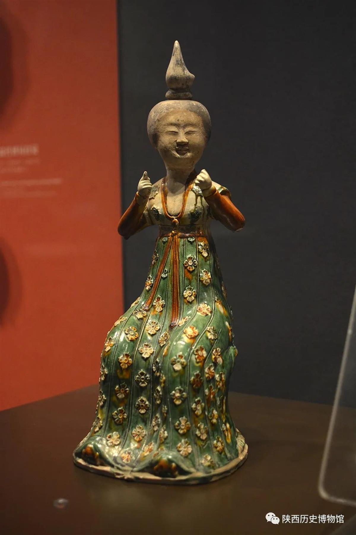 三彩梳妆女坐俑 陕西历史博物馆.jpg