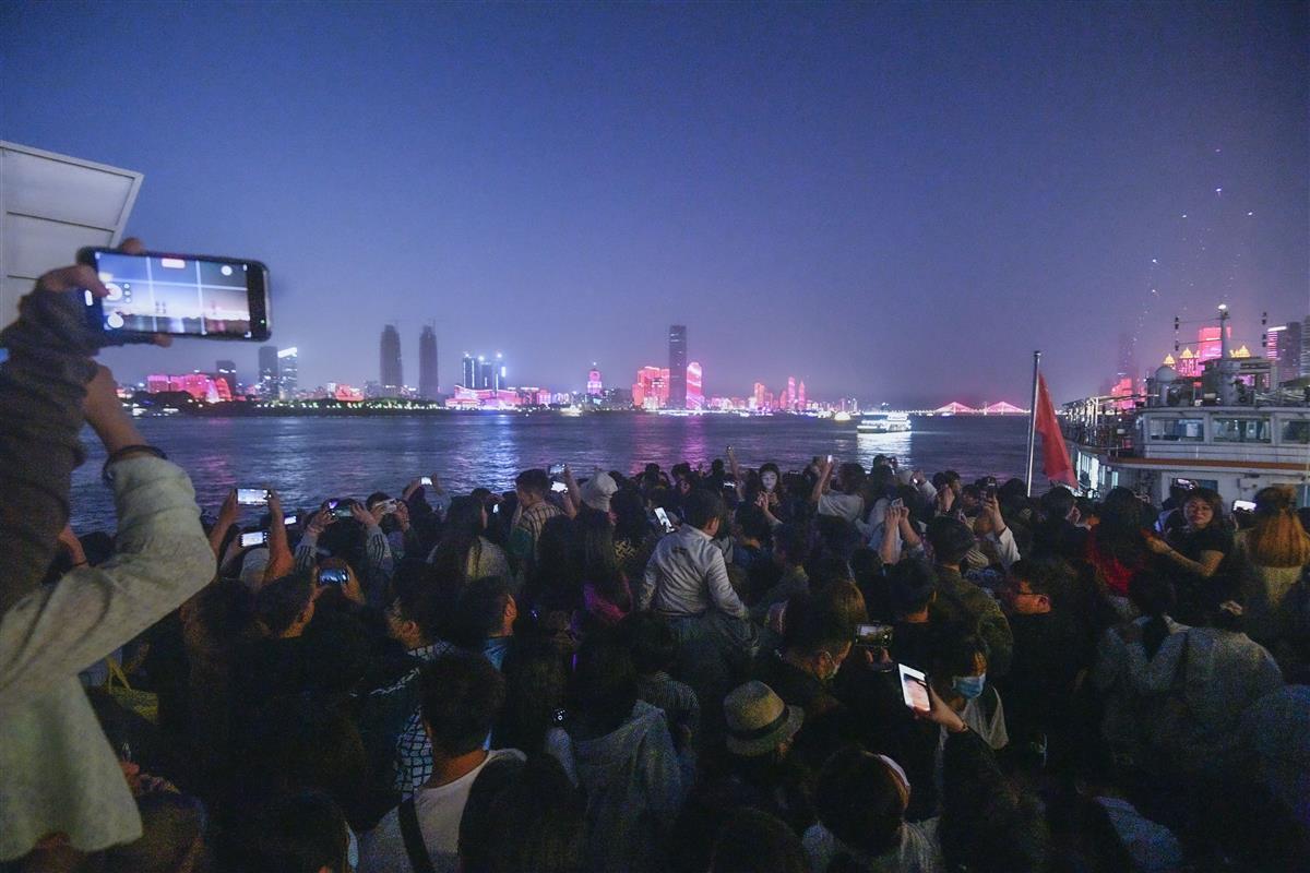武汉过江轮渡1.3元，单日最高接待5.8万人。4月15日夜，站在轮渡甲板上的观江人群如山9.jpg
