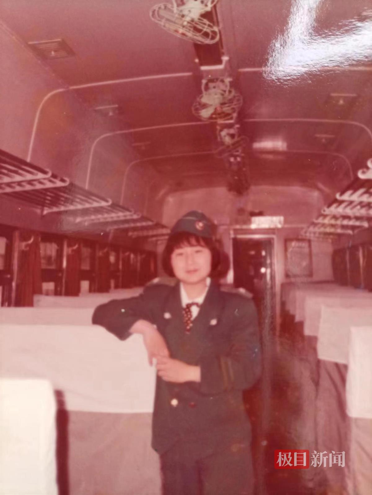朱敏在老式绿皮车上（上世纪90年代初）