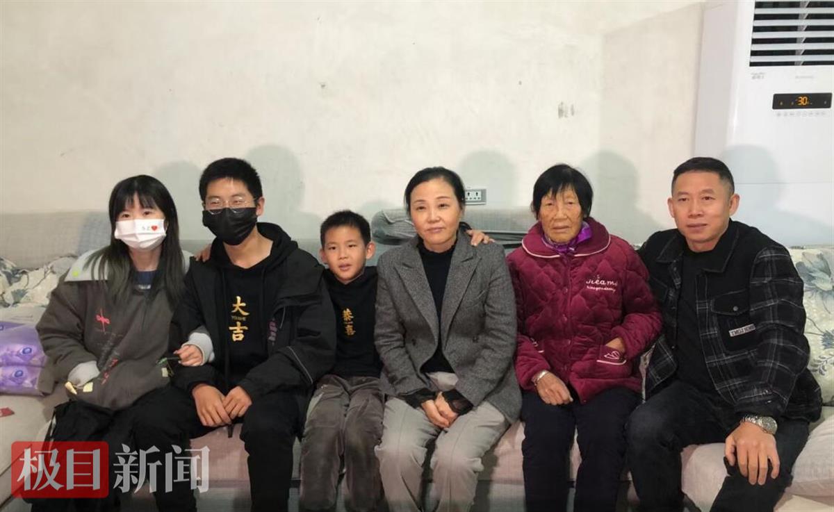 2022年1月25日，孙卓回到湖北监利老家拍摄的第一张全家福。（极目新闻记者 黄志刚 摄）.jpg