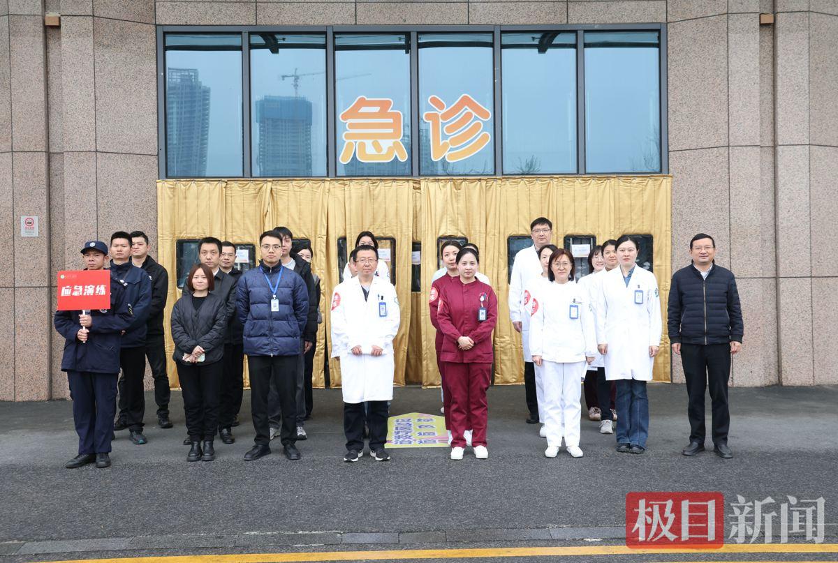 武汉市中心医院杨春湖院区举行武汉马拉松赛事医疗保障应急演练.JPG