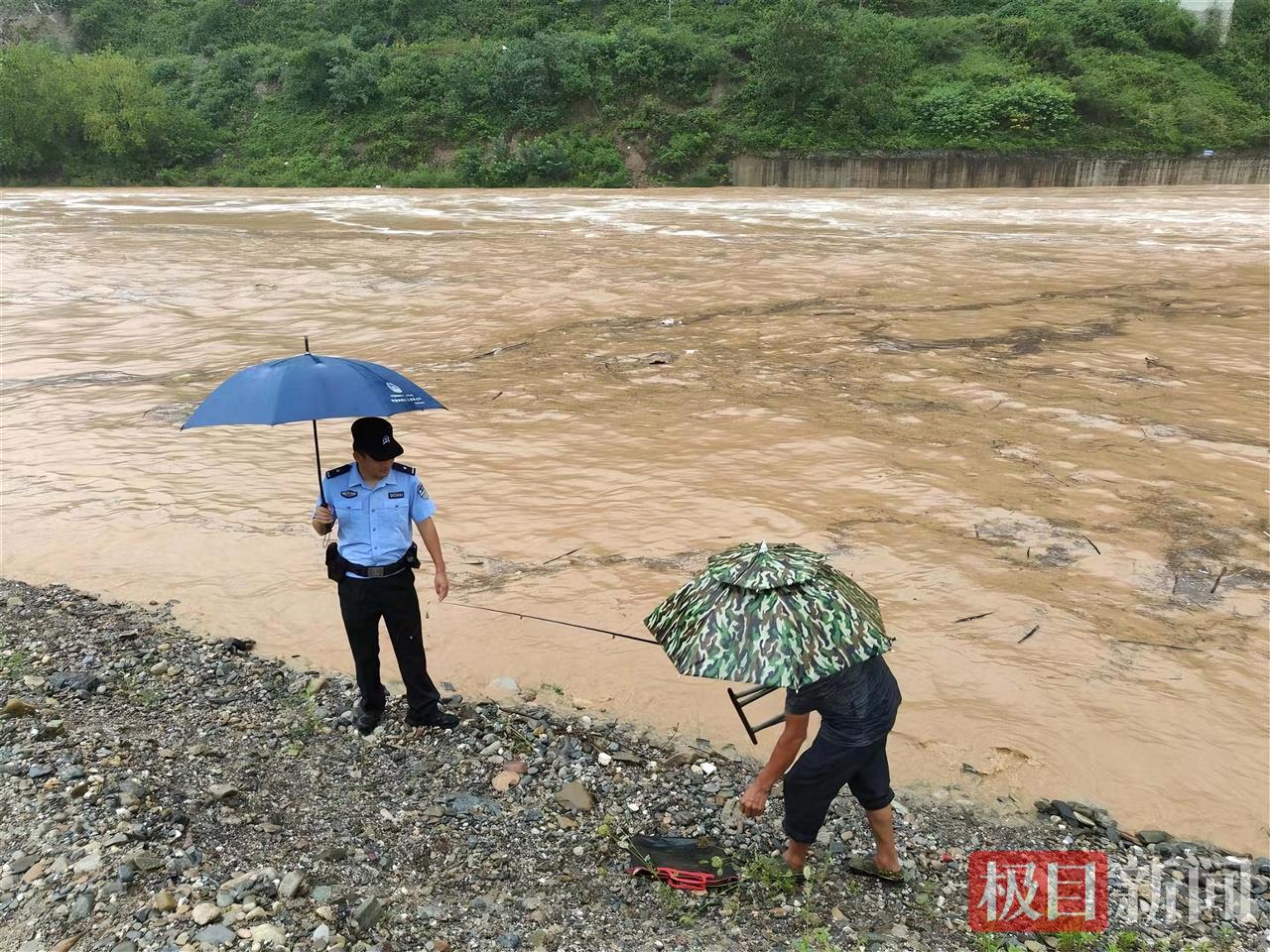 图9：民警劝垂钓者撤离.jpg