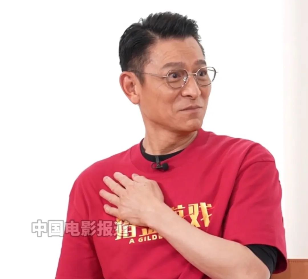 刘德华被女儿“炫爸”，直呼好玩：她说爸爸是刘德华，同学都不信