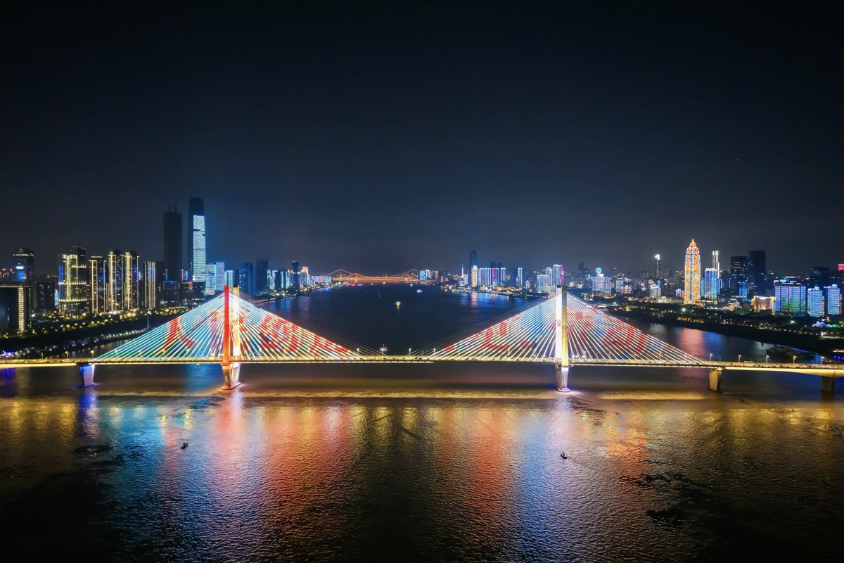 劳动节主题两江四岸灯光秀.jpg