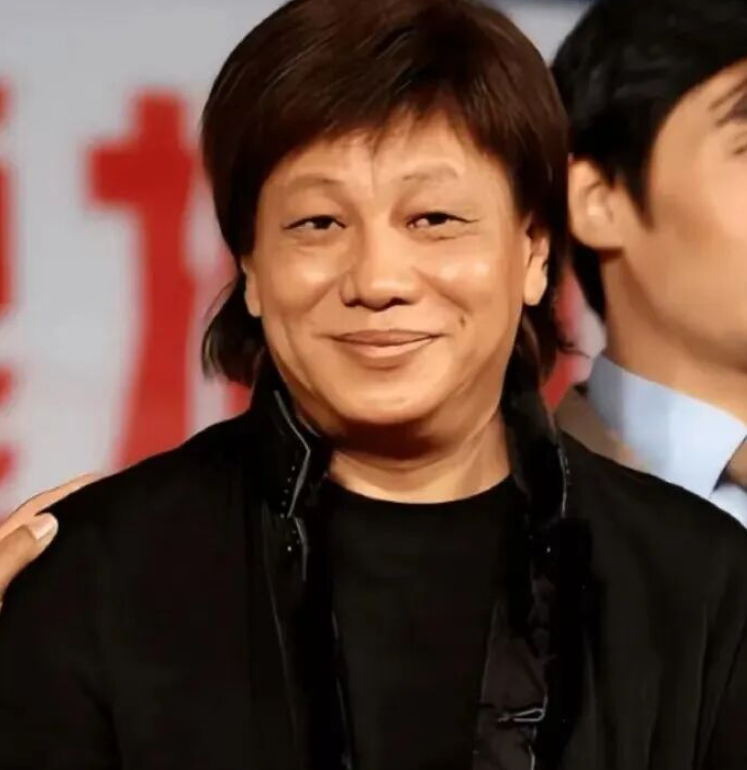 周星驰发文：永远悼念梁小龙先生！梁小龙曾提到：我讨厌人家说周星驰捧我，我喊他导演不叫“星爷”，但我也尊重他