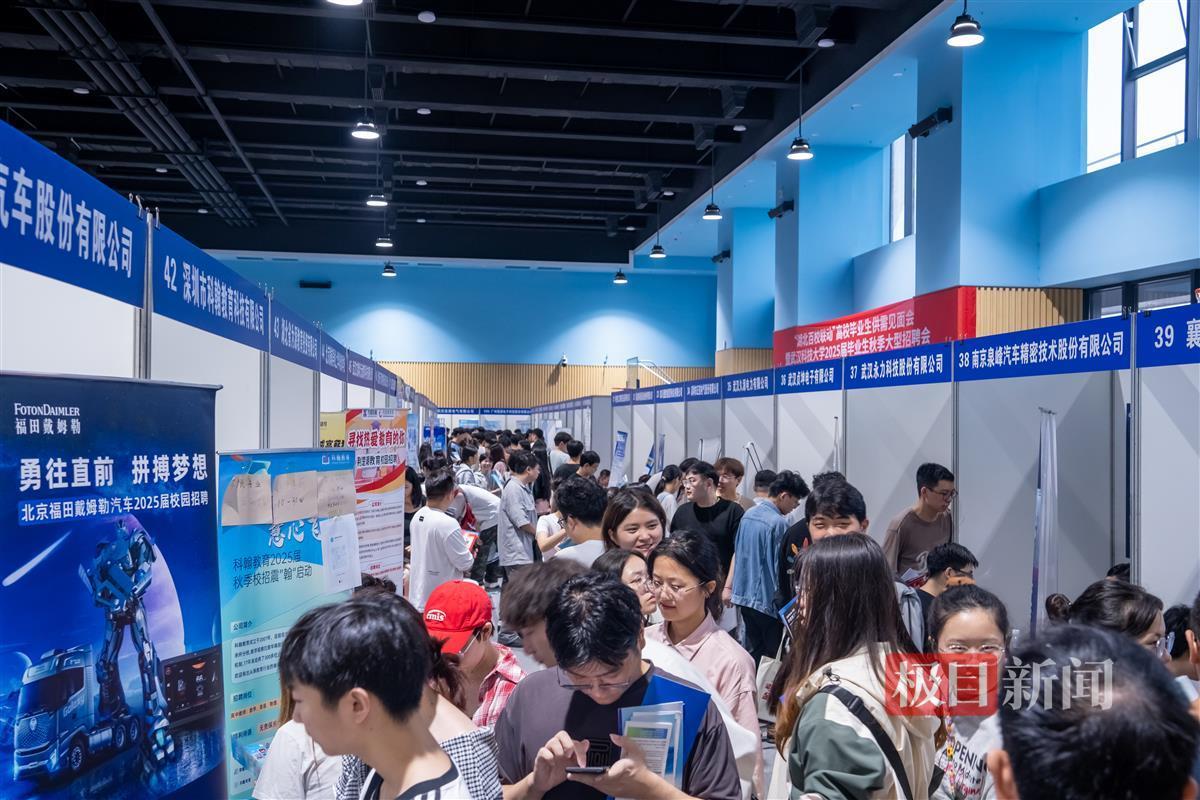 招聘会现场。通讯员  高文帅 摄.jpg