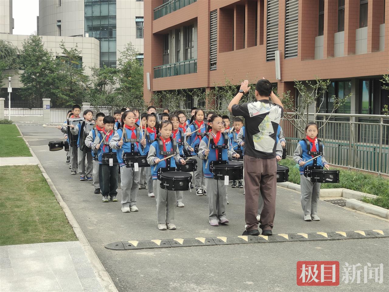 行进打击乐团演奏《钢铁洪流进行曲》.jpg