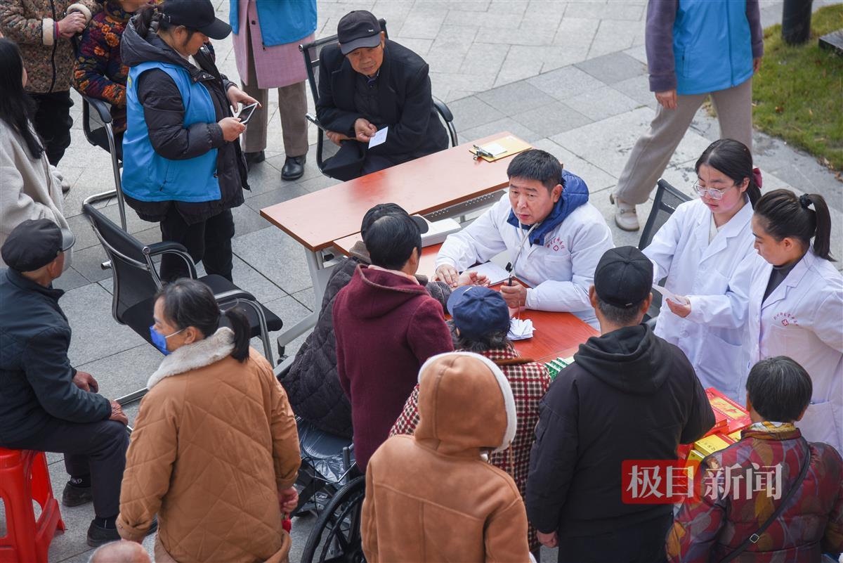 12月6日，彭贤钊（前左）在荆州经开区滩桥镇新桥社区，为滩桥新城小区居民义诊。    （极目新闻记者 黄志刚 摄）.jpg