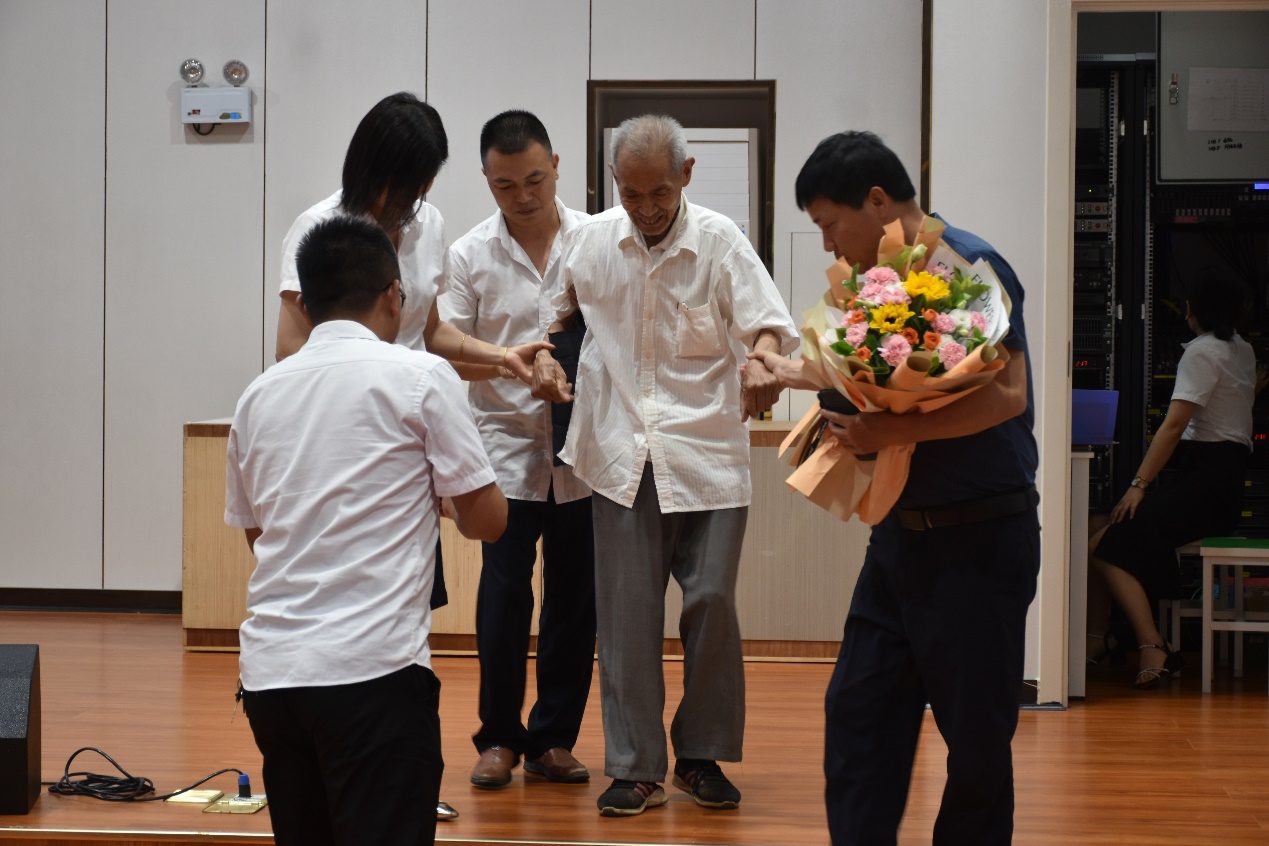潘会杰被老师搀扶走上宣讲台