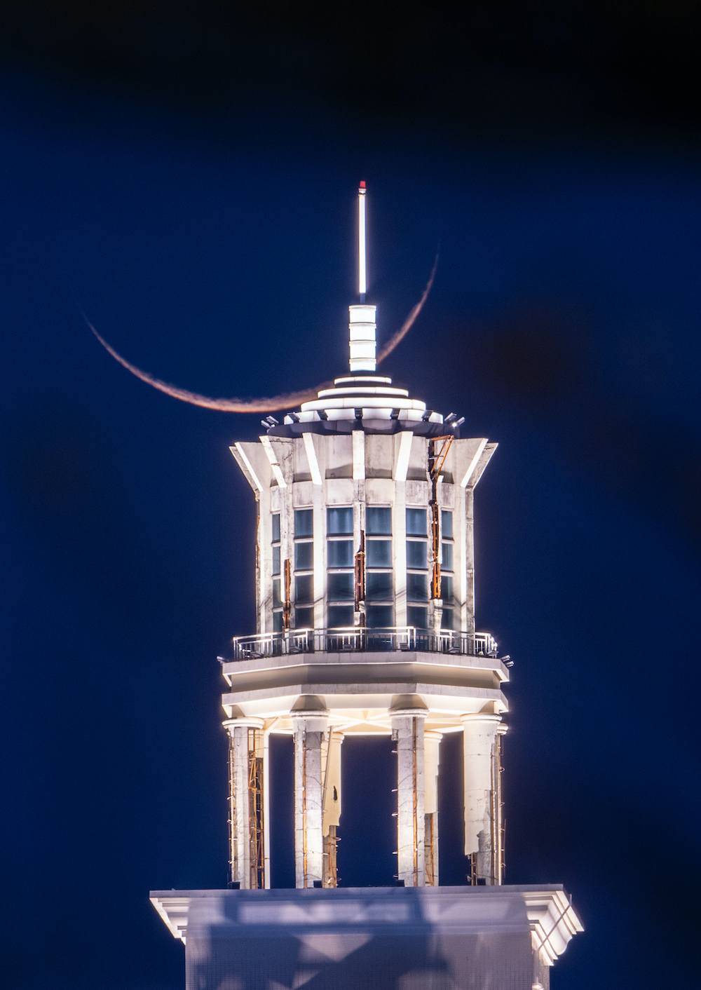 一些摄影师喜欢在“蓝色时刻”拍摄月亮  于海童 图