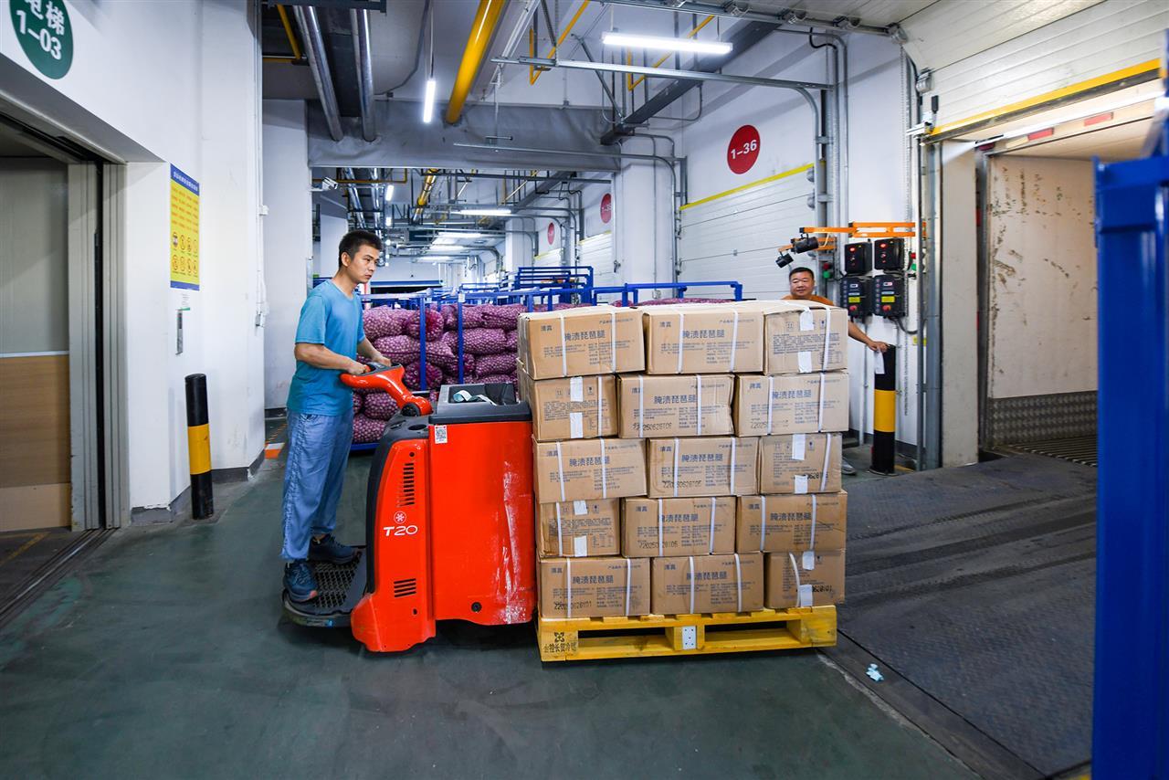 国家粮食现代物流（武汉）基地冷链库区，工作人员将搬运物品。叶东辉 摄.jpg