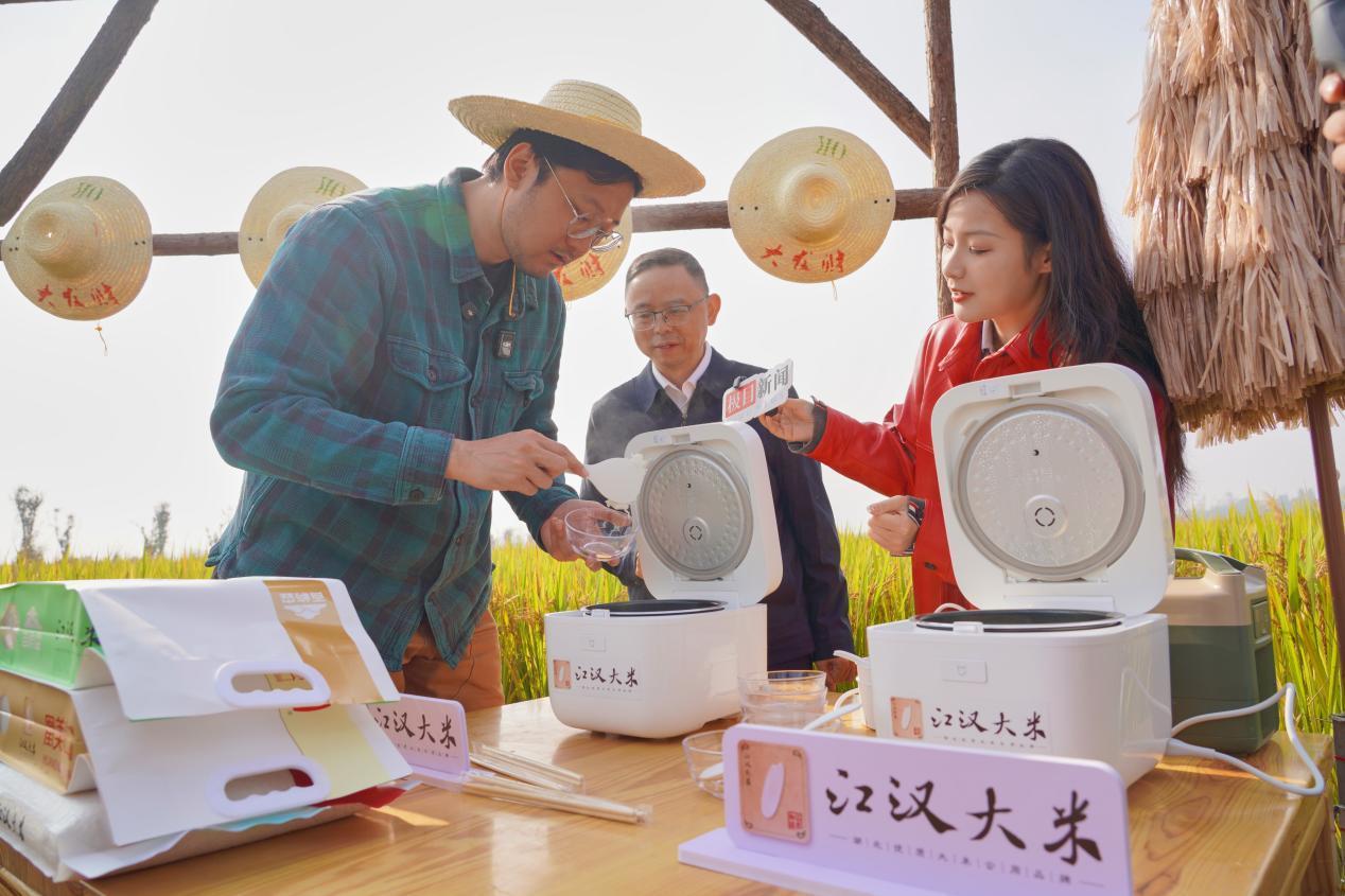 主播一行现场盲测南北大米口感 摄影：宋枕涛.png