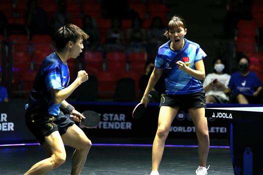 4月28日，林高远（左）/陈幸同在比赛中庆祝。  　　当日，在泰国曼谷举行的2023年世界乒乓球职业大联盟（WTT）球星挑战赛曼谷站混双决赛中，中国组合林高远/陈幸同以3比2战胜韩国组合林钟勋/申裕斌，夺得冠军。  　　新华社记者 王腾 摄