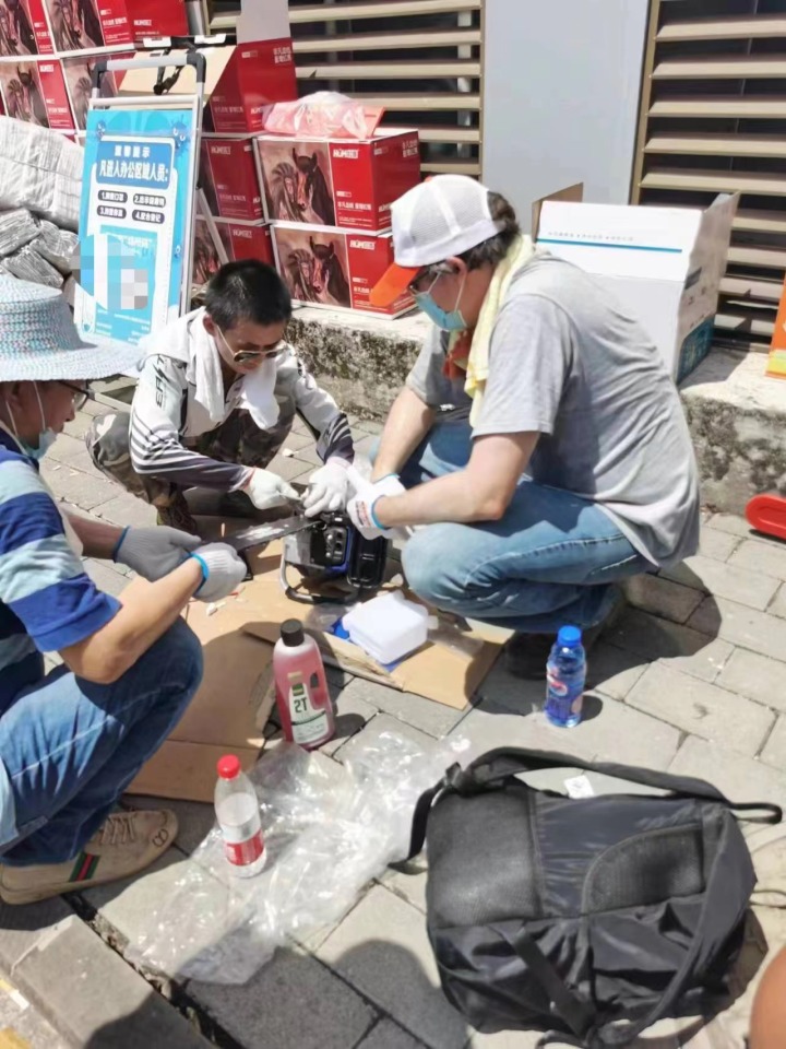 Frank在现场组装油锯（受访者供图）