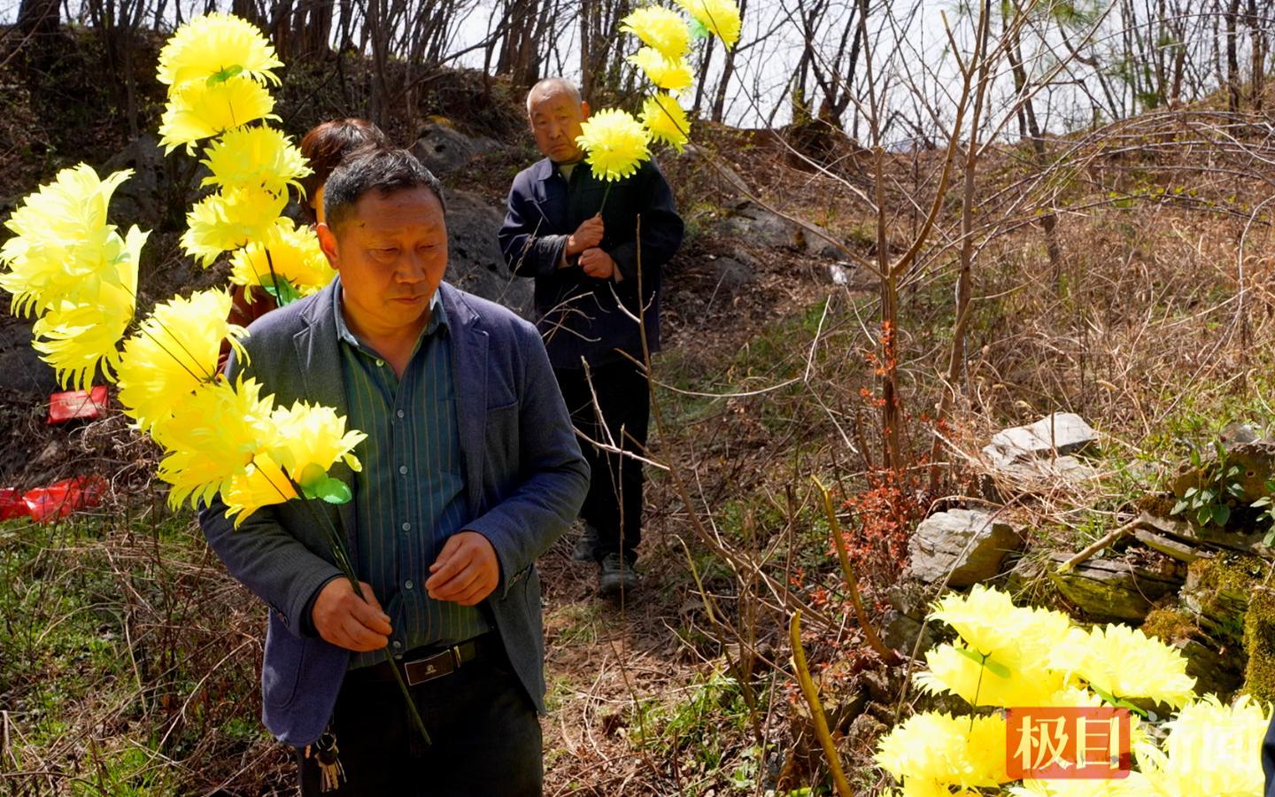“中国好人”方典主之子方英东带领家族成员开展祭扫活动 郧宣文摄.png