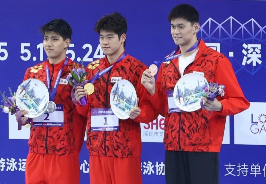 这就是传承！赛后颁奖 孙杨帮潘展乐把“第一名”稳稳贴好