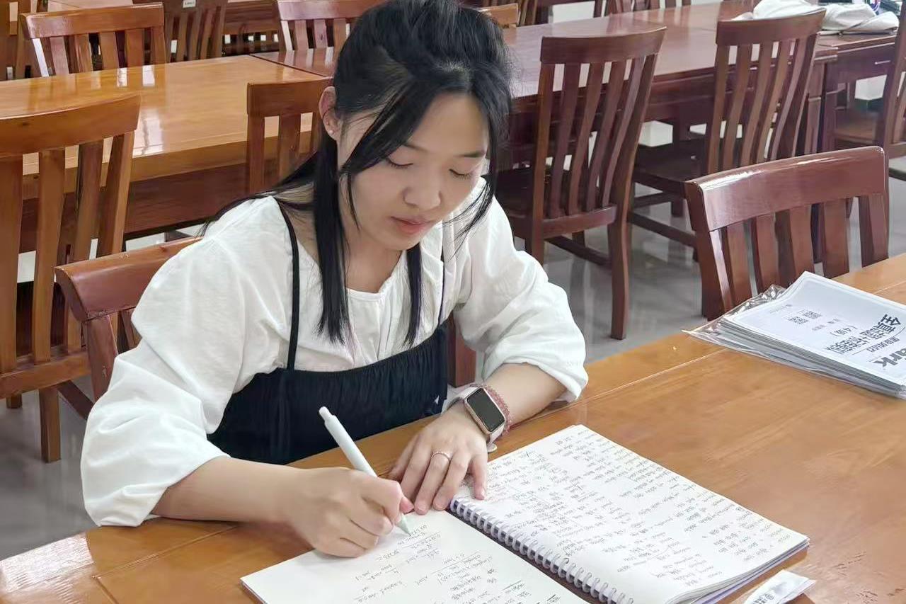 6 邵妍在学校图书馆备考研究生考试。.jpg