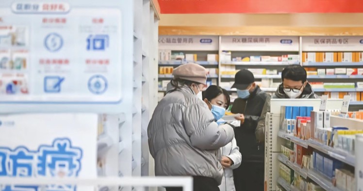 市民在天津市一药店购药。新华社图