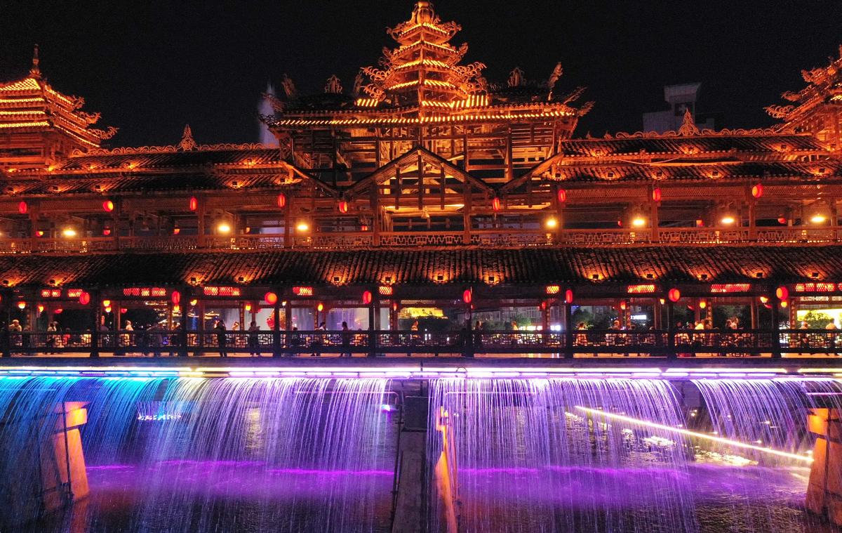 宣恩县仙山贡水旅游区   新华社发