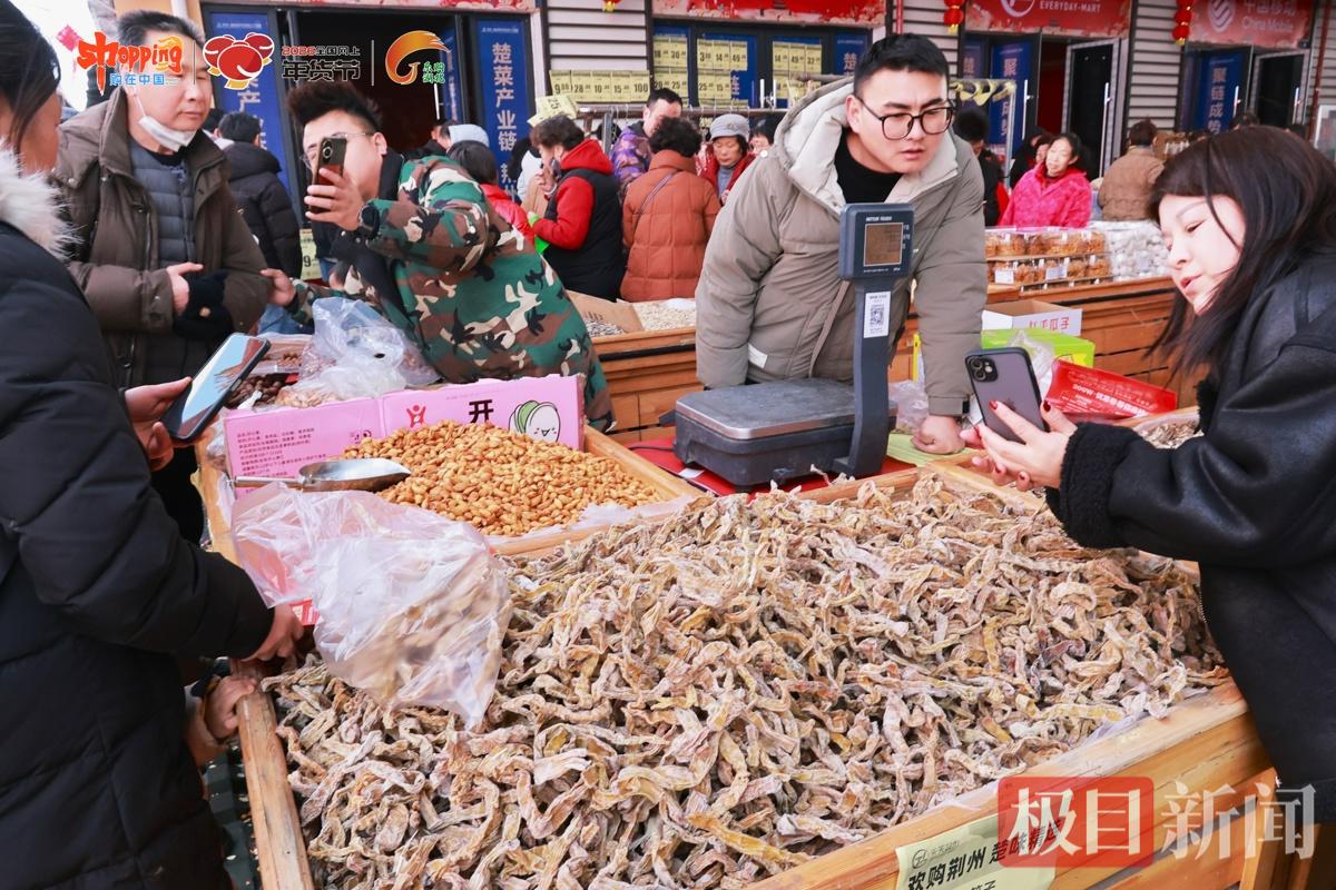 市民在年货节现场选购商品。（主办方供图）.jpg