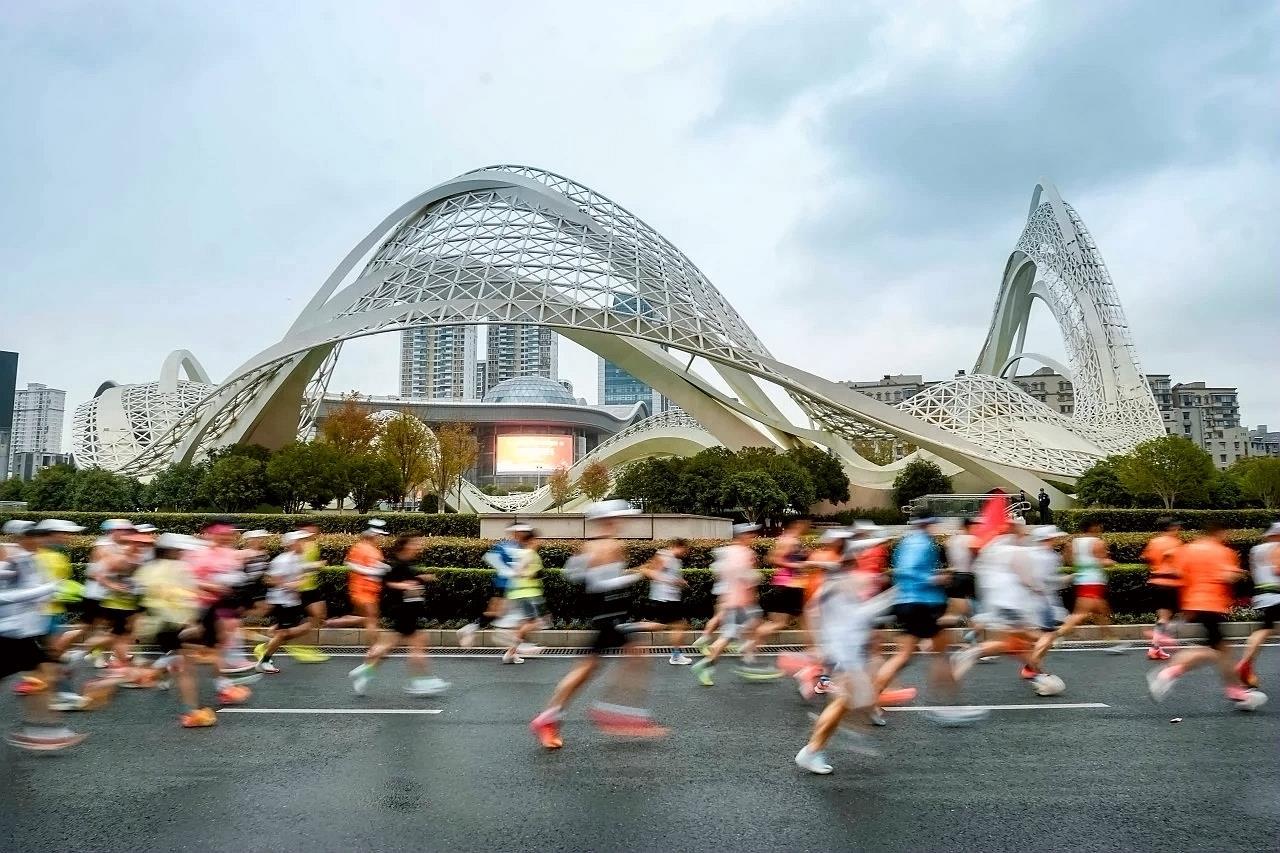 选手通过星河 广场.jpg