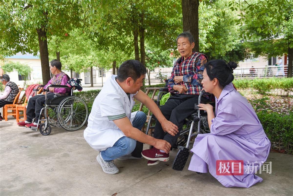 2023年5月13日，彭贤钊正在为敬老院老人进行腿部按摩。（极目新闻记者 黄志刚 摄）.jpg