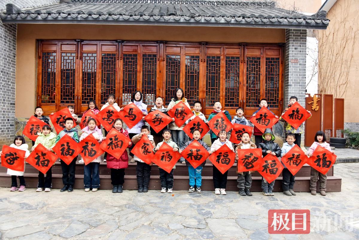 DSC_1166图为2026年2月6日,孩子们拿着王永的福字开心的合影时的情景。.jpg