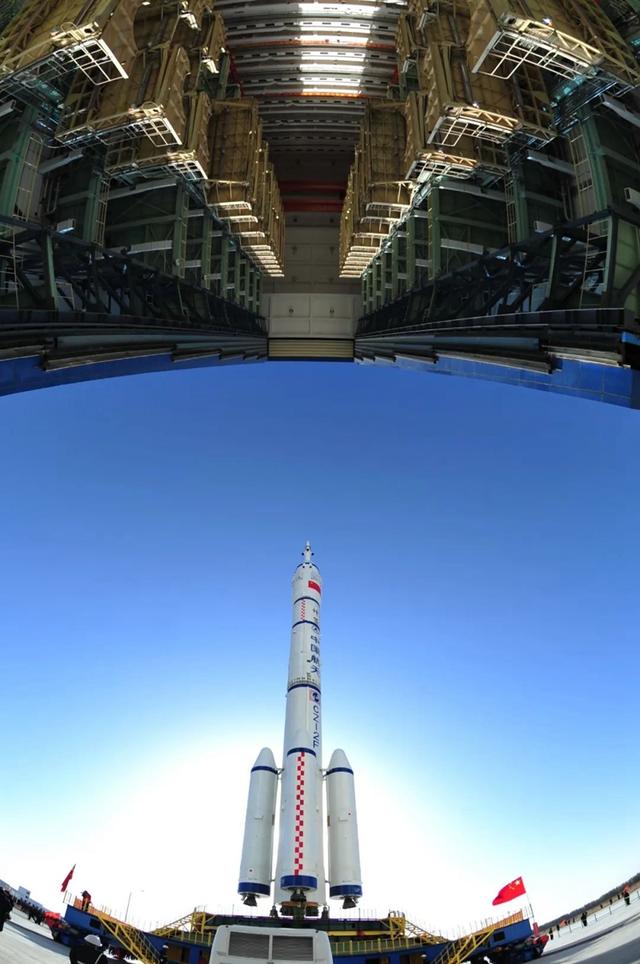2011 年 10 月 26 日上午，承载着神舟八号飞船、长征二号 F 遥八火箭的活动发射平台驶出载人航天发射场垂直总装测试厂房，安全转运至发射塔架（宿东 摄）