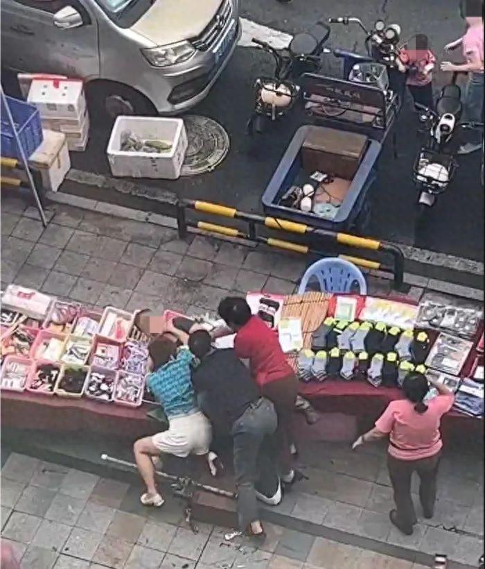 东莞小笼包店一家三口街头殴打一修鞋老人？目击者、当地派出所回应