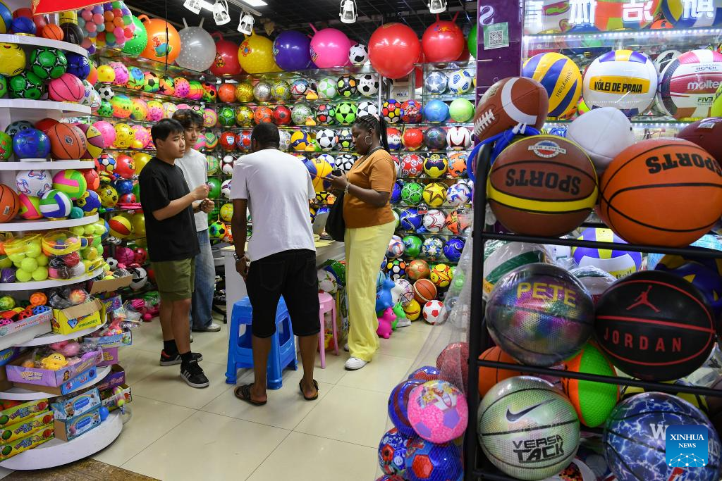 Foreign clients negotiating for sports products in Yiwu International Trade City.