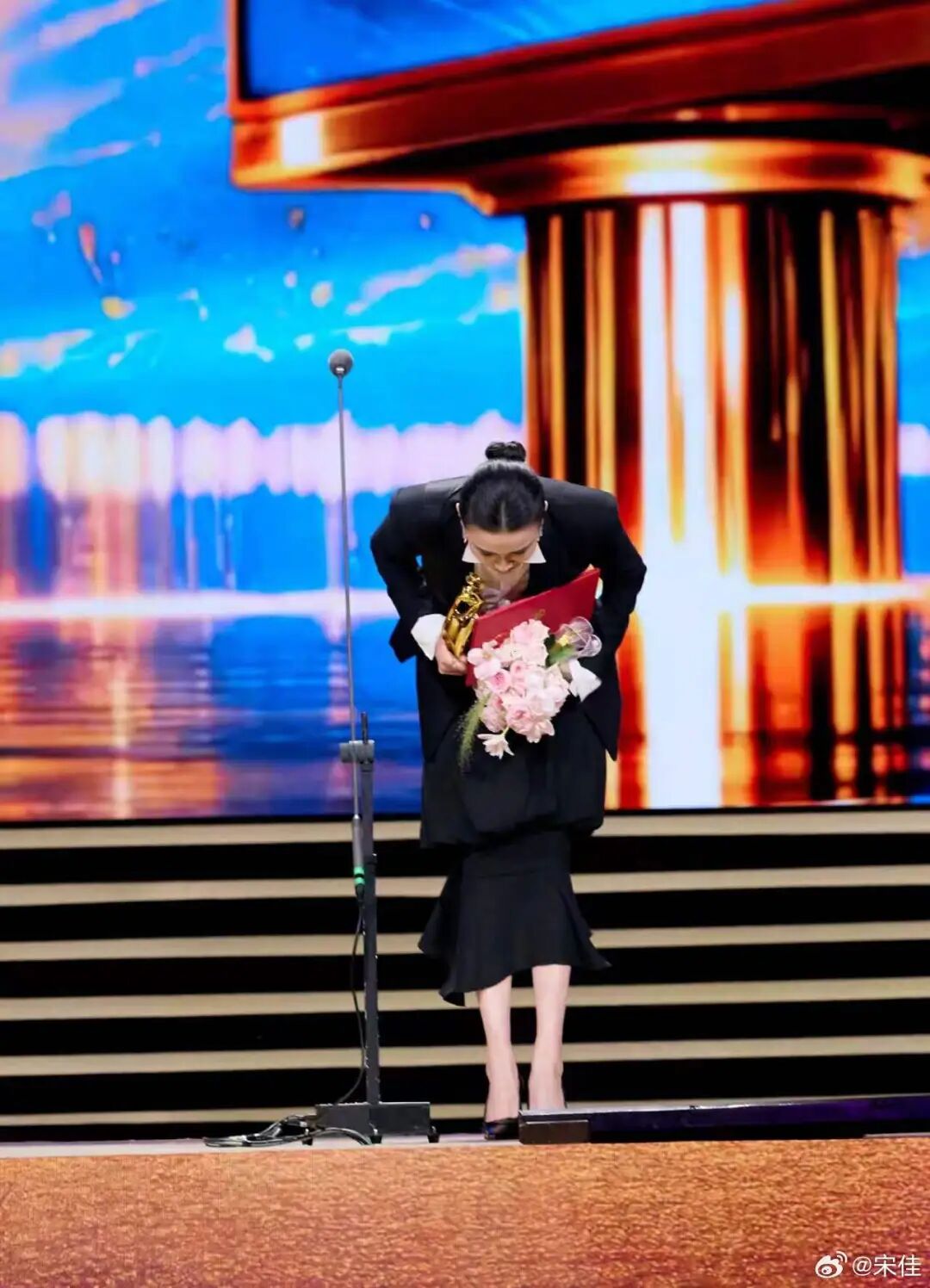 演员宋佳发文