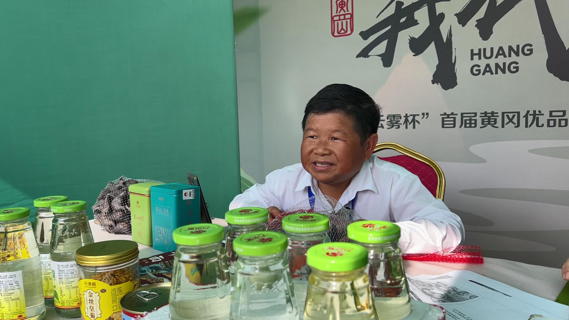 文刚在直播带货，他每晚常常要一口气直播4个小时（通讯员文强供图）