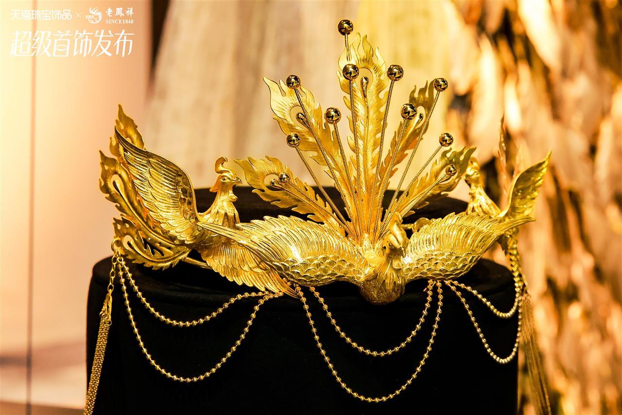 借鉴了盛唐文化的凤冠，也成为此次发布秀的代表作.png