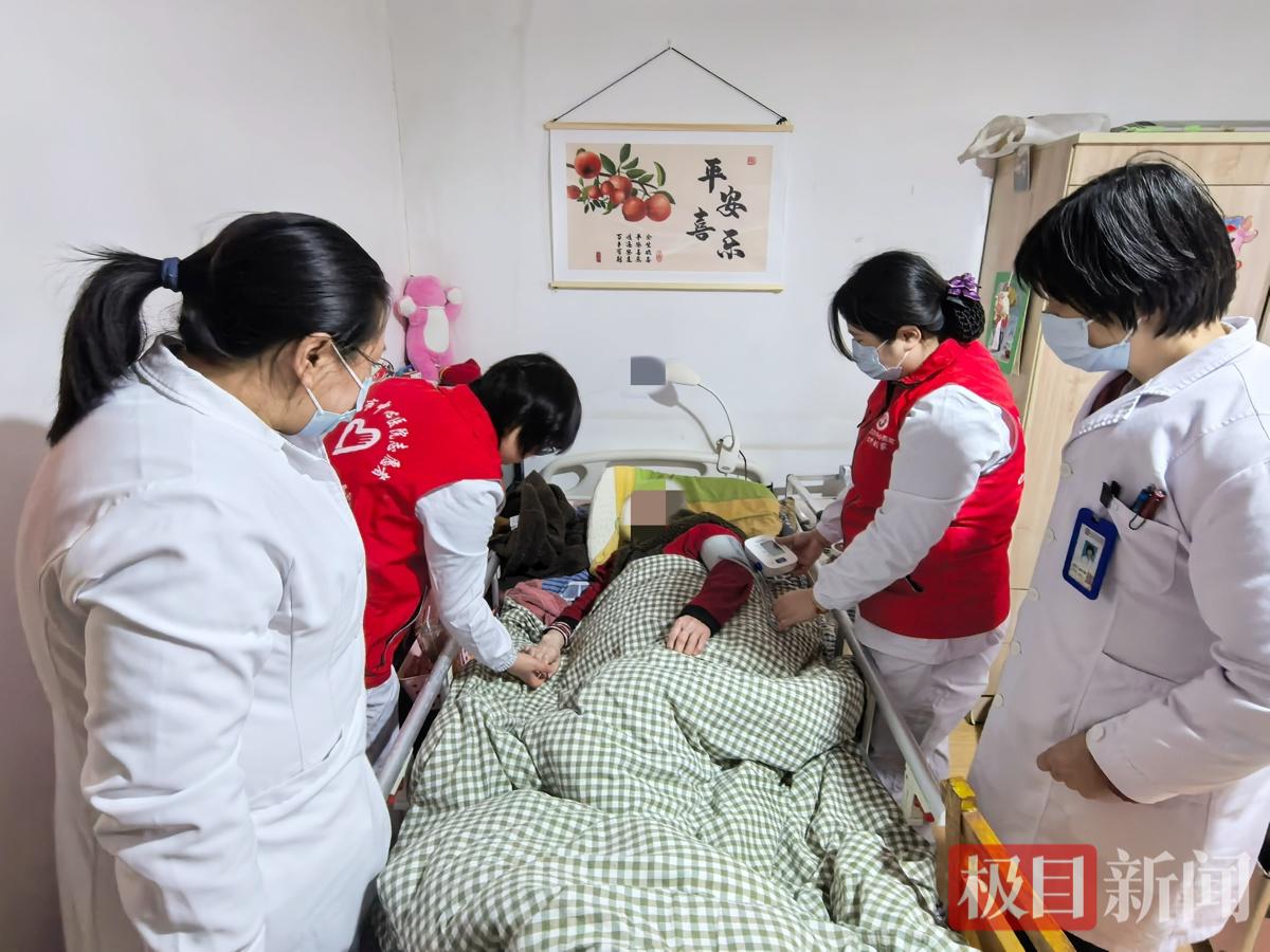 武汉市中心医院“e护到家”志愿服务队队员为养老院老人上门提供健康服务_副本.jpg