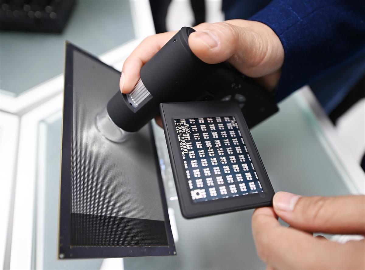 “打印”制造显示屏技术生产出的样品