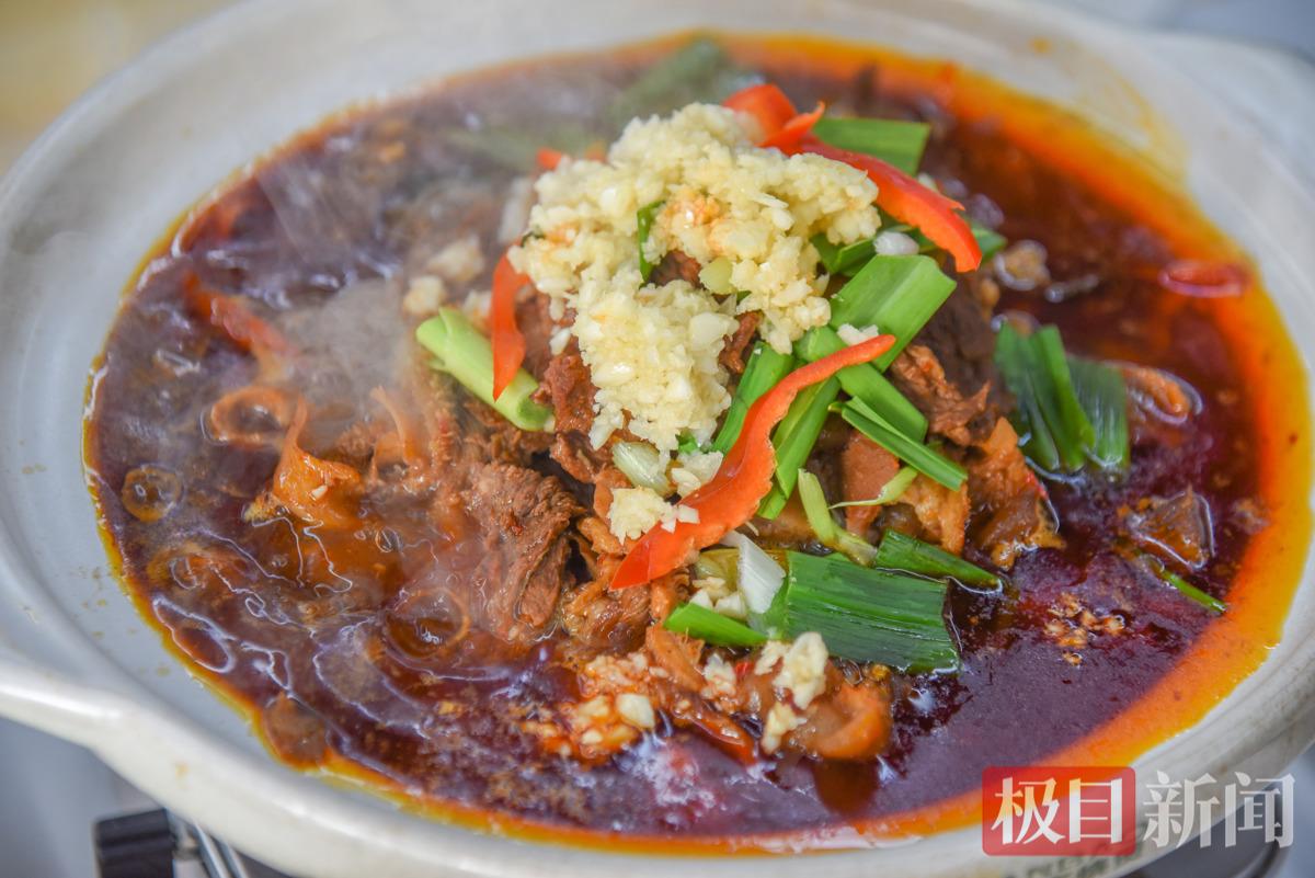 新鲜出锅的公安牛肉。（极目新闻记者 黄志刚 摄） (2).jpg