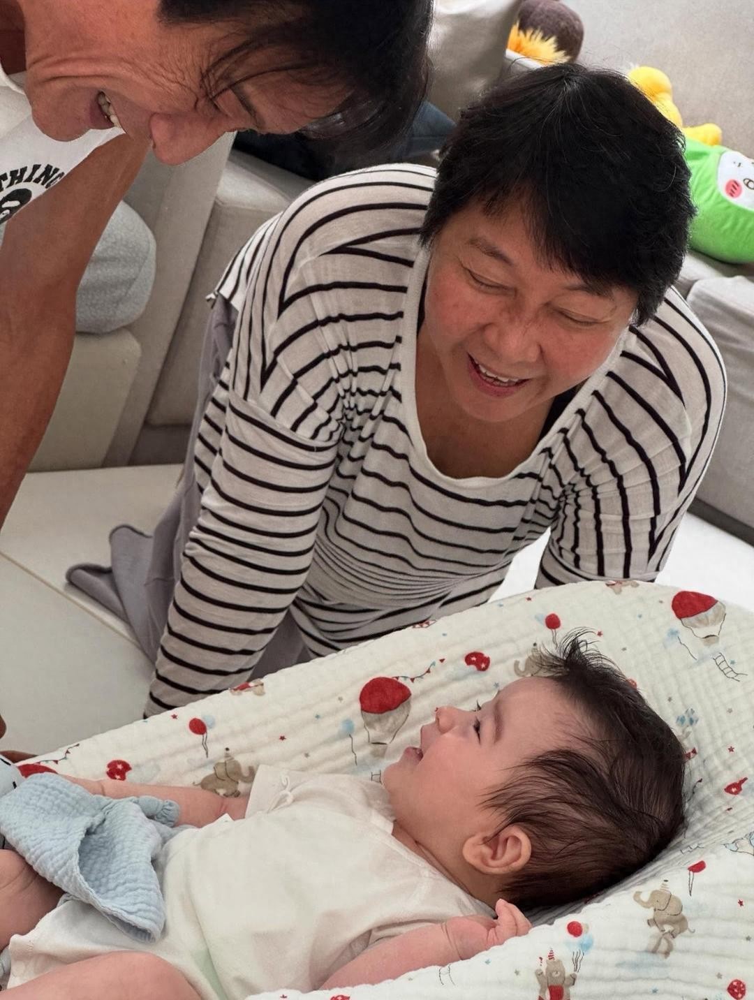 小女儿晒梁家辉夫妇与外孙合影，网友：像《宝贝计划》里的baby