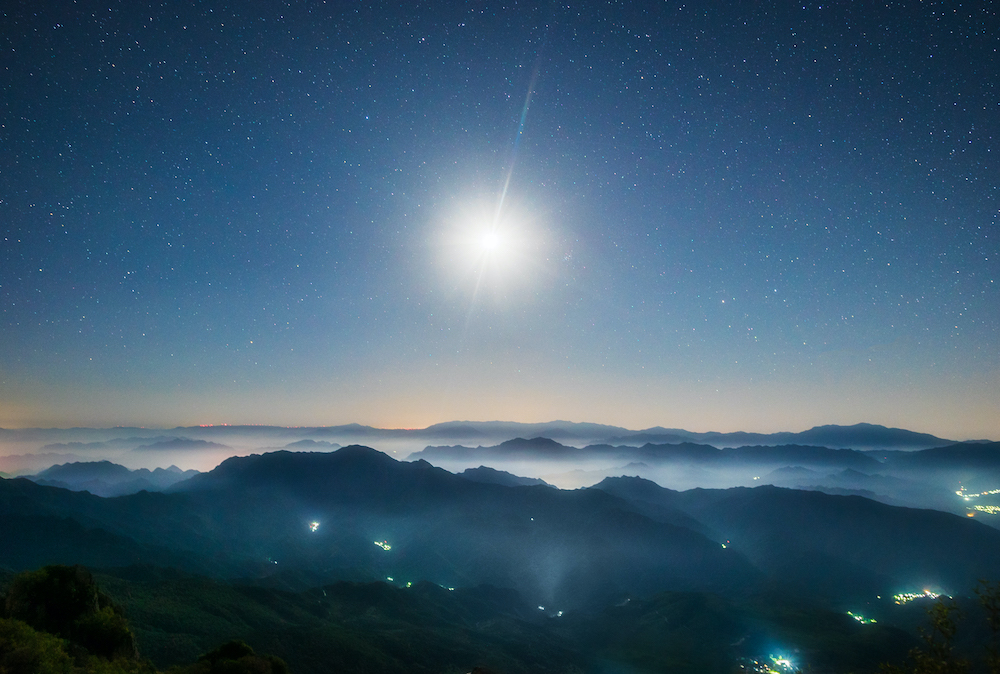 在北京百花山顶拍摄的月亮     于海童 图