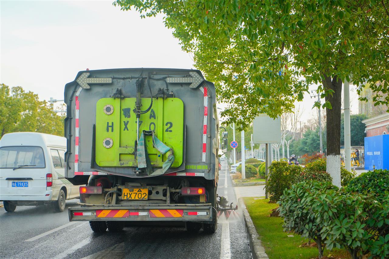 道路环卫保洁.jpg