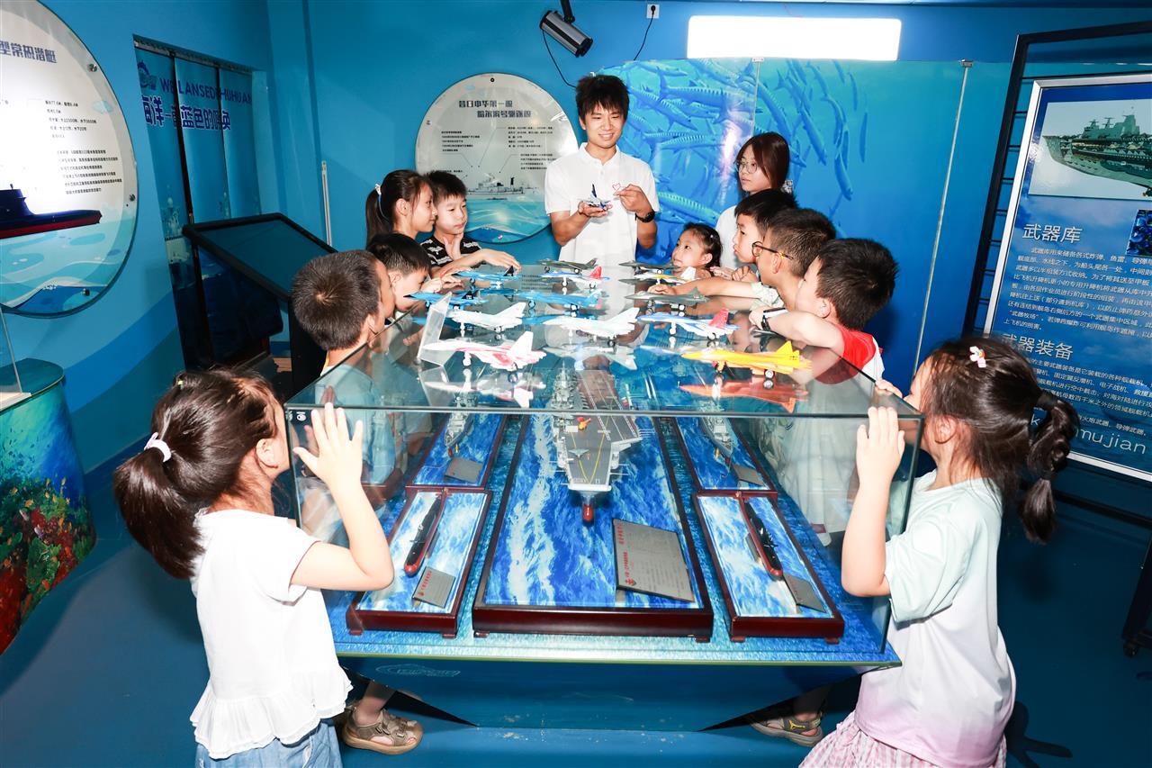 在712所社区国防与舰船科普舱内，大学生承担起科普讲解工作。狮子山街道供图。 (2).jpg