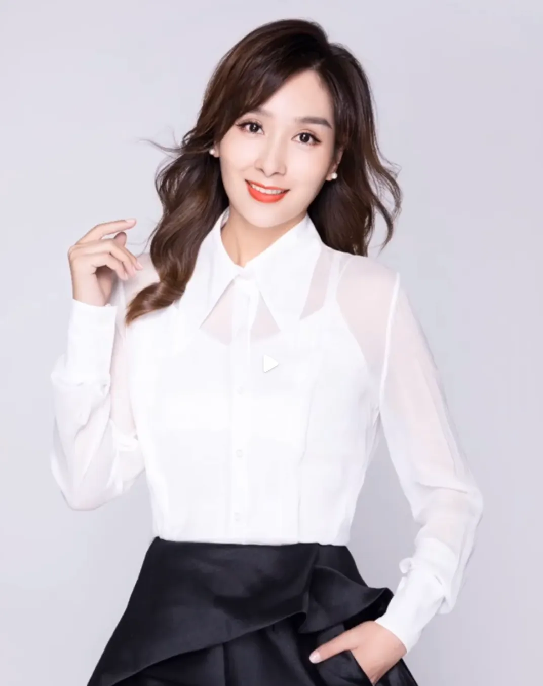 51岁女星杨恭如怒怼黑评：我下巴就是这么尖，双眼皮就是那么大